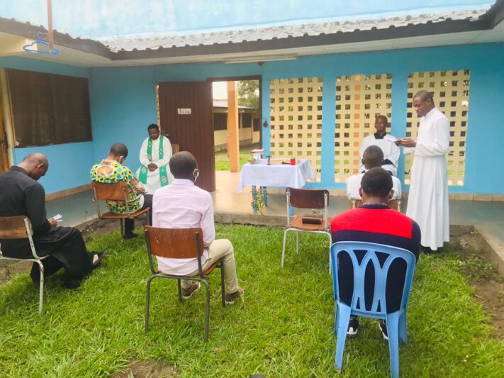 Ayuda a la formación de 59 futuros sacerdotes de Kinshasa
