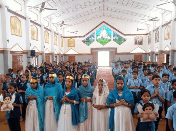 Un millón de niños rezando el rosario