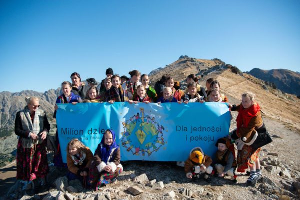 Niños rezando el rosario
