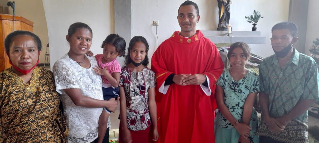 Padres carmelitas en Indonesia