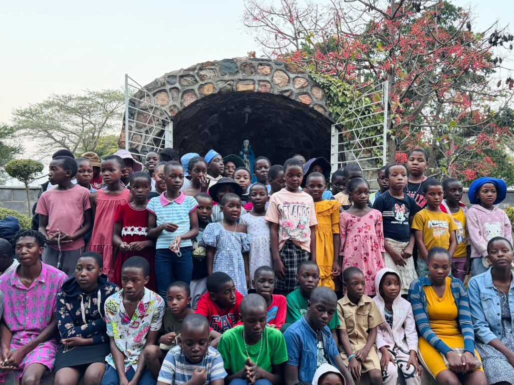 Un millón de niños rezando el Rosario