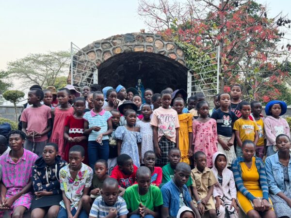 Un millón de niños rezando el Rosario